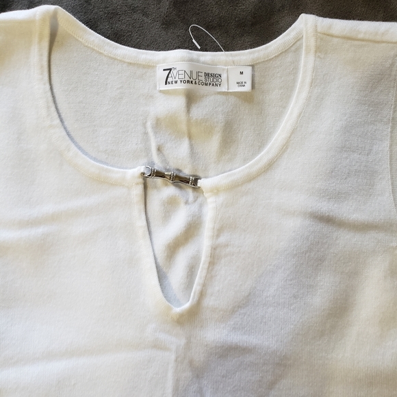 White top - Picture 2 of 3